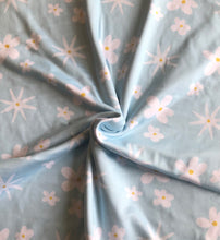 Load image into Gallery viewer, White floral blue(U)