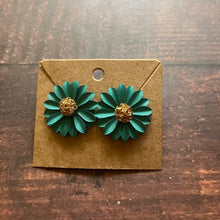 Load image into Gallery viewer, Daisy earrings
