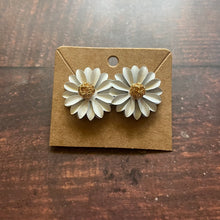 Load image into Gallery viewer, Daisy earrings
