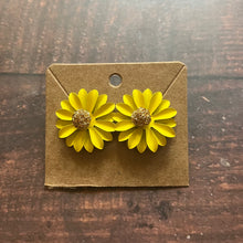 Load image into Gallery viewer, Daisy earrings
